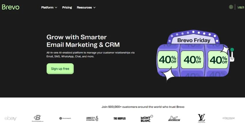إليكم صورة لموقع إلكتروني مميز: تتميز منصة Brevo للتسويق برسومات مستوحاة من ماكينات القمار، تشير إلى "Brevo Friday" مع "خصم 40%"، وتقدم للعملاء فرصة "النمو مع تسويق عبر البريد الإلكتروني وإدارة علاقات العملاء (CRM) أكثر ذكاءً". كما توجد شعارات لشركات تستخدم Brevo.