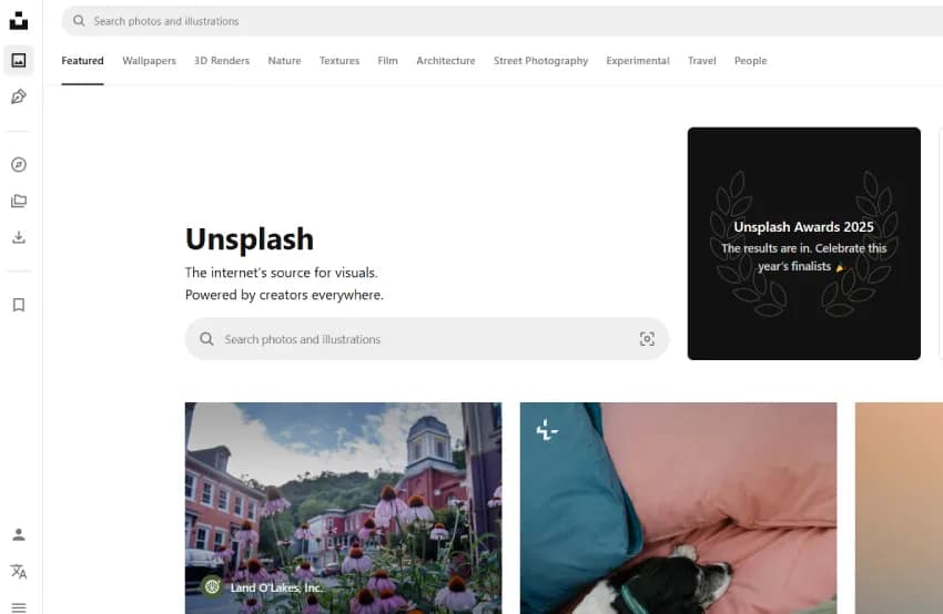 إليكم نظرة على الصفحة الرئيسية لموقع Unsplash، وهو موقع يعرض صورًا فوتوغرافية مجانية وعالية الجودة. يشجع شريط البحث المستخدمين على البحث عن الصور، كما يعرض جوائز Unsplash لعام ٢٠٢٥.