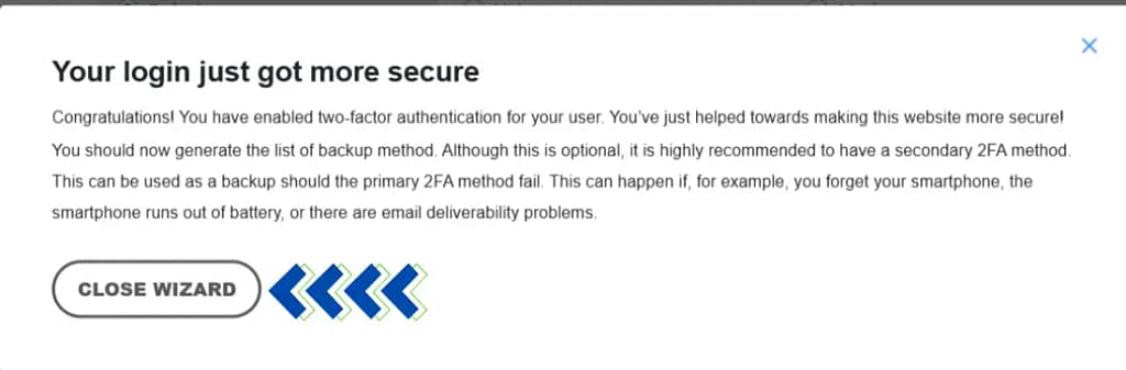 نافذة منبثقة على موقع إلكتروني تُعلم المستخدم بأن تسجيل دخوله أصبح أكثر أمانًا بفضل تفعيل المصادقة الثنائية. تتضمن الرسالة "تسجيل دخولك أصبح أكثر أمانًا" وزر "إغلاق المعالج".