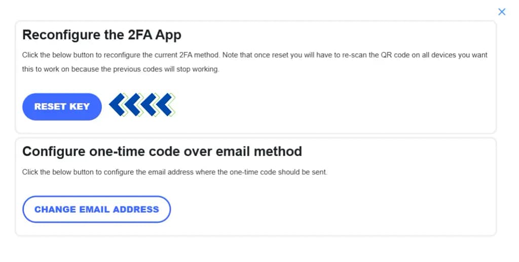 إعادة ضبط تطبيق المصادقة الثنائية (2FA) هو نافذة منبثقة على موقع إلكتروني. تحتوي النافذة المنبثقة على زرين: "إعادة ضبط المفتاح" و"تغيير عنوان البريد الإلكتروني". يمكن استخدامهما لإعادة ضبط مفتاح المصادقة الثنائية أو لتكوين عنوان بريد إلكتروني للرموز لمرة واحدة.