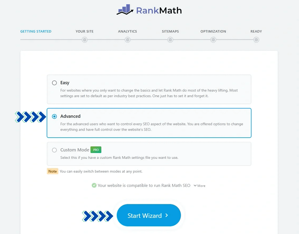 يعرض موقع Rank Math قائمةً تظهر للمستخدم في صفحة "البدء". يمكنه الاختيار بين خيارات سهلة، أو متقدمة، أو مخصصة. تم اختيار "متقدم".