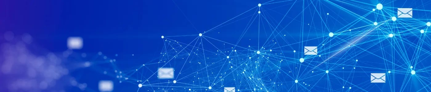 لافتة تقنية زرقاء مع عقد شبكة وأيقونات مغلفة. تُشير إلى الاتصالات الرقمية والشبكات ونقل البيانات.